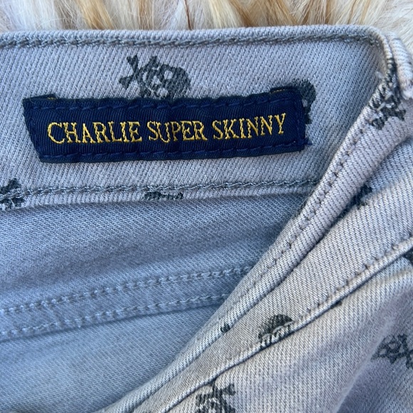 Lucky Brand NWOT “Charlie Super Skinny” skull and crossbones raw hem jeans SZ 26 - Picture 6 of 9
